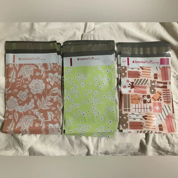 Bundle of 30 Poly Mailers – 6x9” Floral + Gift Wrap Designs New - Picture 1 of 3